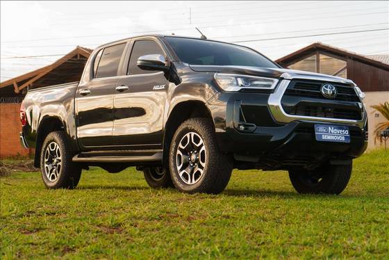 TOYOTA HILUX 2.8 D-4D TURBO DIESEL CD SRX 4X4 AUTOMÁTICO TOYOTA HILUX 2.8 D-4D TURBO DIESEL CD SRX 4X4 AUTOMÁTICO